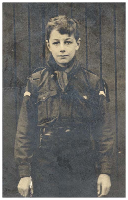 By the time he was a teenager, Hutchinson was a knowledgeable natural historian. His parents took him on frequent fossil-hunting trips, and he spent his afternoons at the Cambridge Zoological Museum or the Cambridge Botanical Garden. <strong>Photograph courtesy of G. Evelyn Hutchinson Papers (MS 649). Manuscripts and Archives, Yale University Library.</strong>